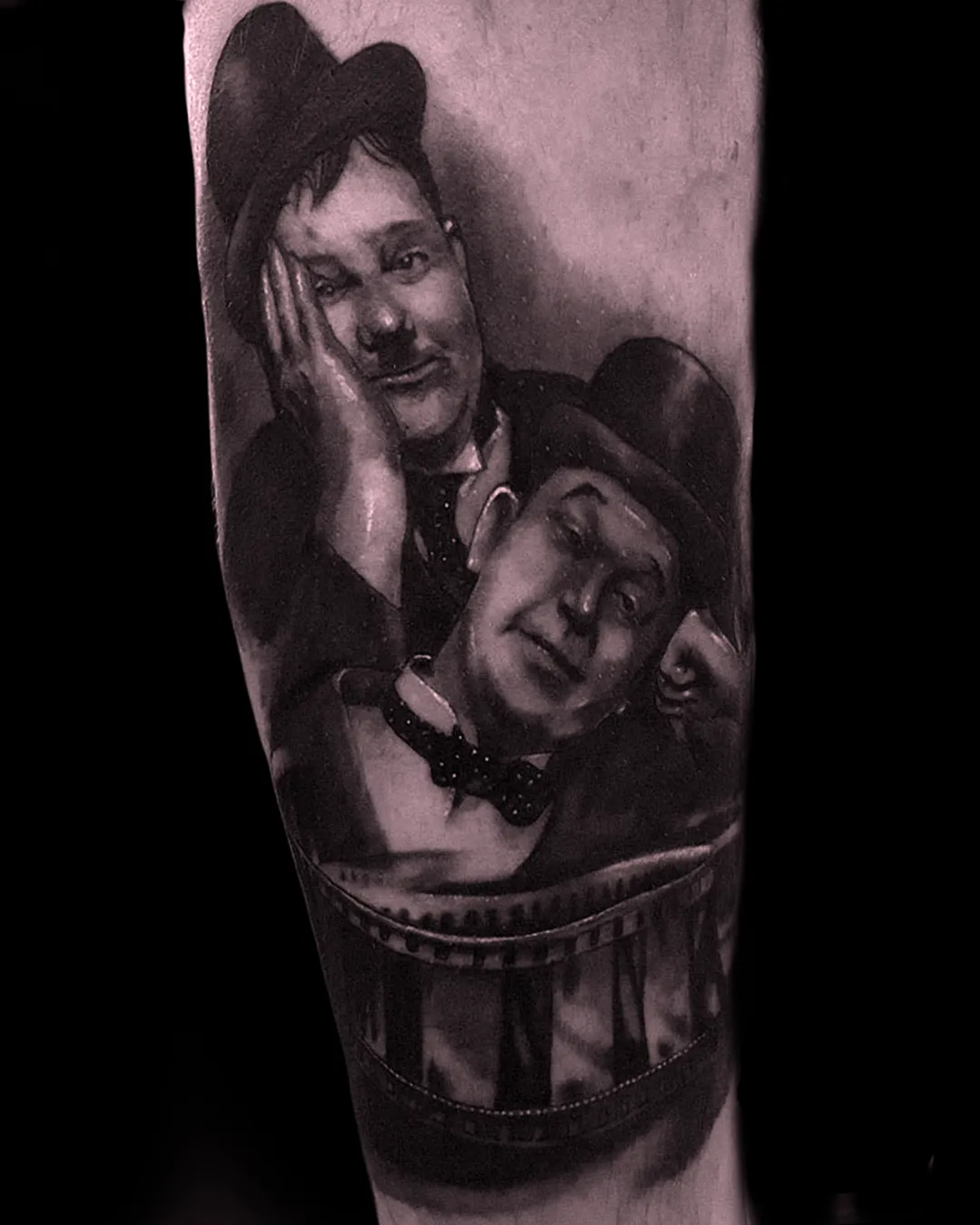 Miniaturowy, niezwykle precyzyjny tatuaż mikrorealistyczny przedstawiający portret postaci w stylu black and grey